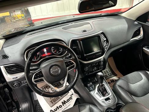 Used 2018 Jeep Cherokee Trailhawk w/ Cold Weather Group image 13