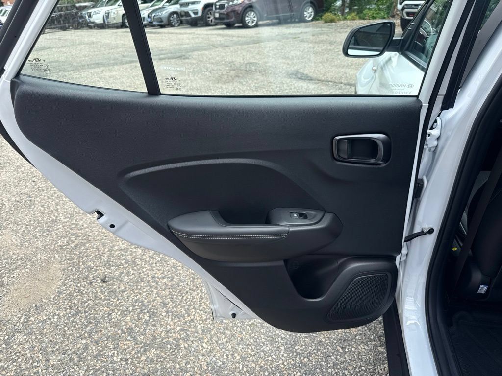 Certified 2024 Hyundai Venue Limited FWD image 18