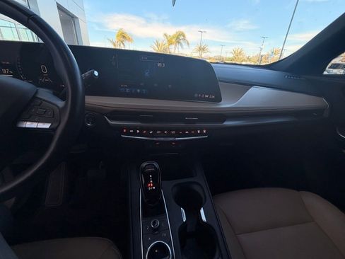 Used 2024 Cadillac XT4 Luxury w/ Cold Weather Package image 10