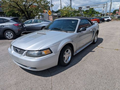 Used 2003 Ford Mustang Convertible RWD image 3