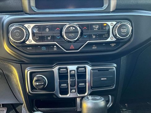 Used 2022 Jeep Wrangler Unlimited Sahara w/ Cold Weather Group AWD/4WD image 15