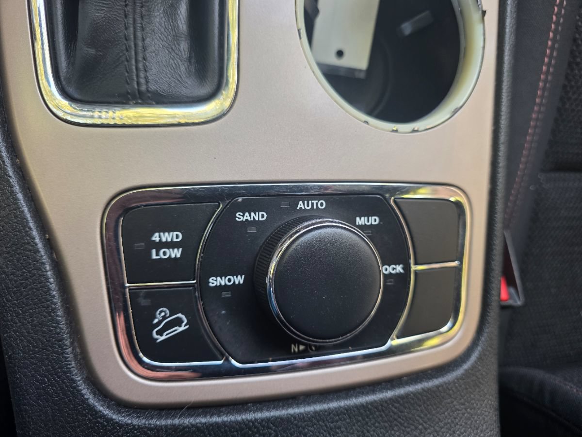 Used 2017 Jeep Grand Cherokee Laredo AWD/4WD image 5