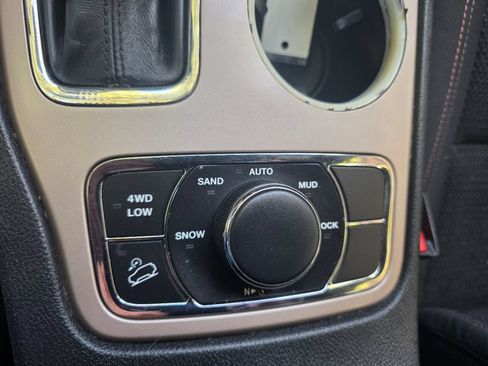 Used 2017 Jeep Grand Cherokee Laredo AWD/4WD image 5