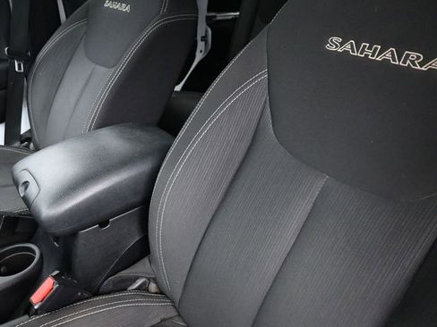 Used 2017 Jeep Wrangler Unlimited Sahara w/ Connectivity Group AWD/4WD image 18