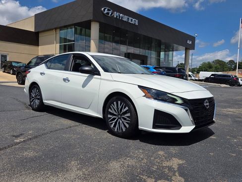 Used 2025 Nissan Altima 2.5 SV FWD image 1