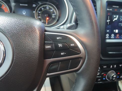 Used 2022 Jeep Cherokee Latitude Lux w/ Sun & Sound Group AWD/4WD image 16