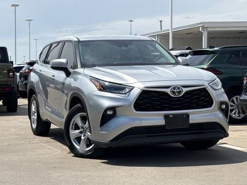 Used 2023 Toyota Highlander LE FWD image 2