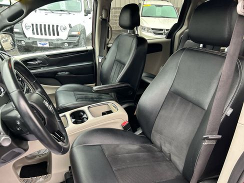 Used 2017 Dodge Grand Caravan SXT image 12