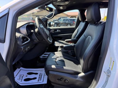 Used 2025 Chrysler Pacifica Select FWD image 25