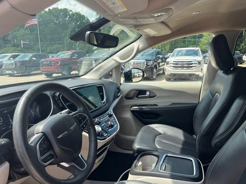 Used 2024 Chrysler Pacifica Touring-L FWD image 18