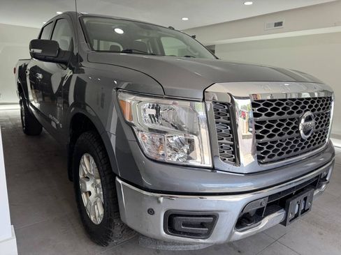 Used 2018 Nissan Titan SV w/ SV Convenience Package AWD/4WD image 8