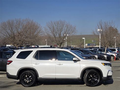 New 2025 Honda Pilot Touring image 3