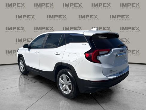 Used 2024 GMC Terrain SLE image 3