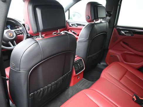 Certified 2025 Porsche Macan image 8