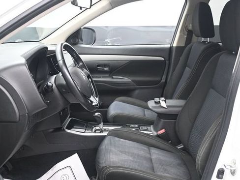 Used 2018 Mitsubishi Outlander SE AWD/4WD image 6