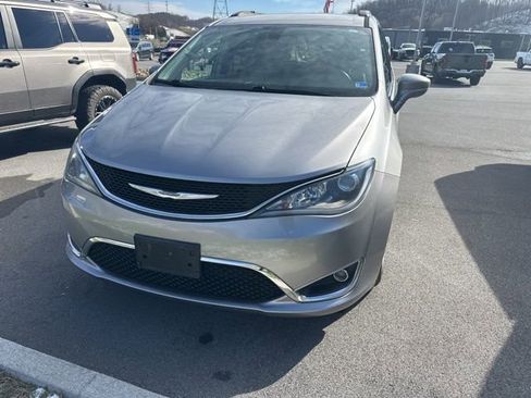 Used 2017 Chrysler Pacifica Touring-L w/ Tire & Wheel Group image 22