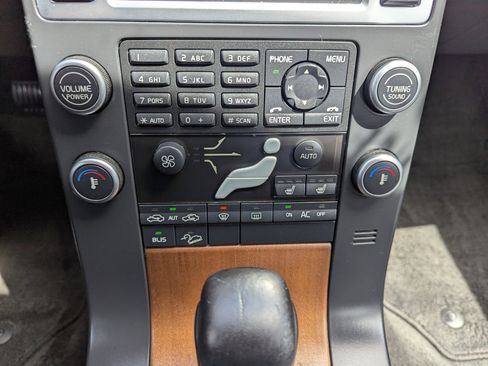 Used 2010 Volvo XC70 3.2 image 24