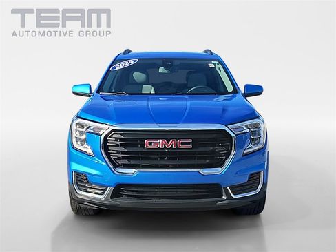 Used 2024 GMC Terrain SLE w/ Driver Convenience Package image 2