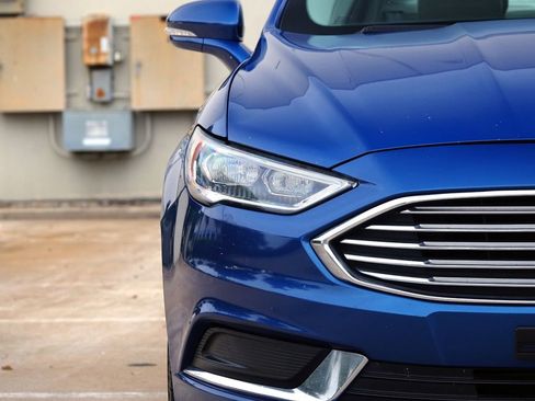 Used 2018 Ford Fusion SE w/ Fusion SE Technology Package image 19