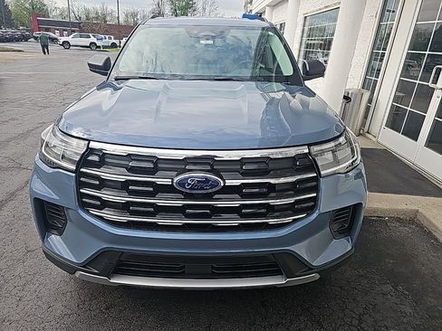 Used 2025 Ford Explorer Active AWD/4WD image 3