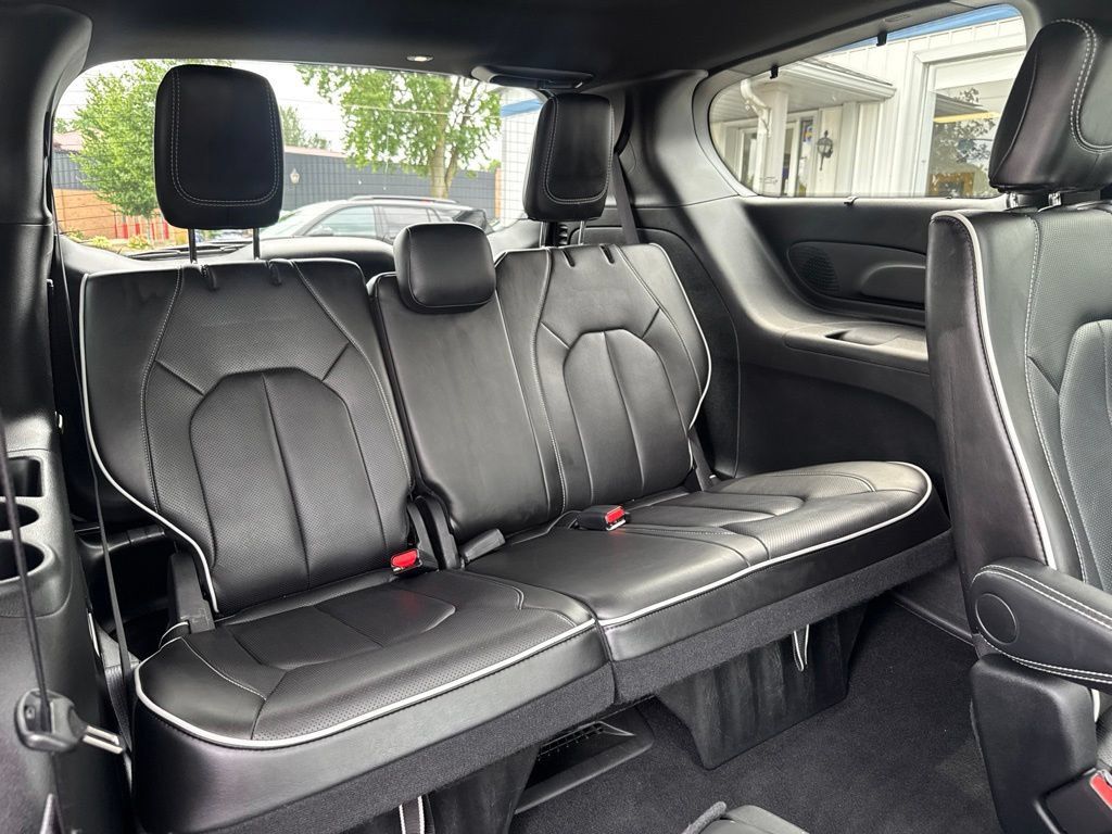 Used 2025 Chrysler Pacifica Limited FWD image 21