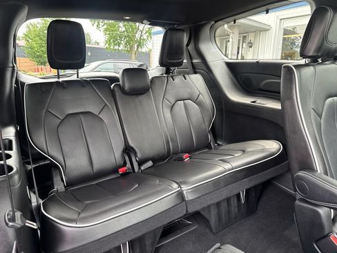 Used 2025 Chrysler Pacifica Limited FWD image 21