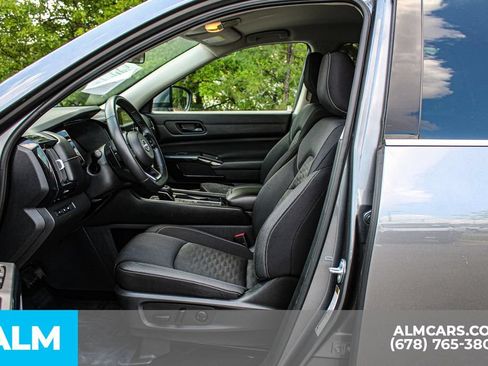 Used 2025 Nissan Pathfinder SV FWD image 17
