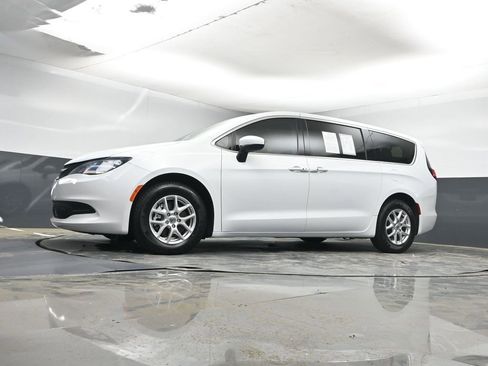 Used 2023 Chrysler Voyager LX image 26