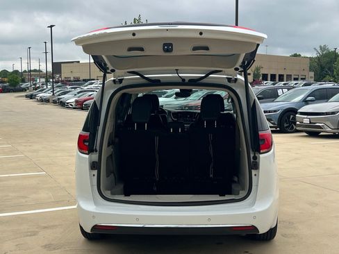Used 2022 Chrysler Pacifica Touring-L FWD image 15