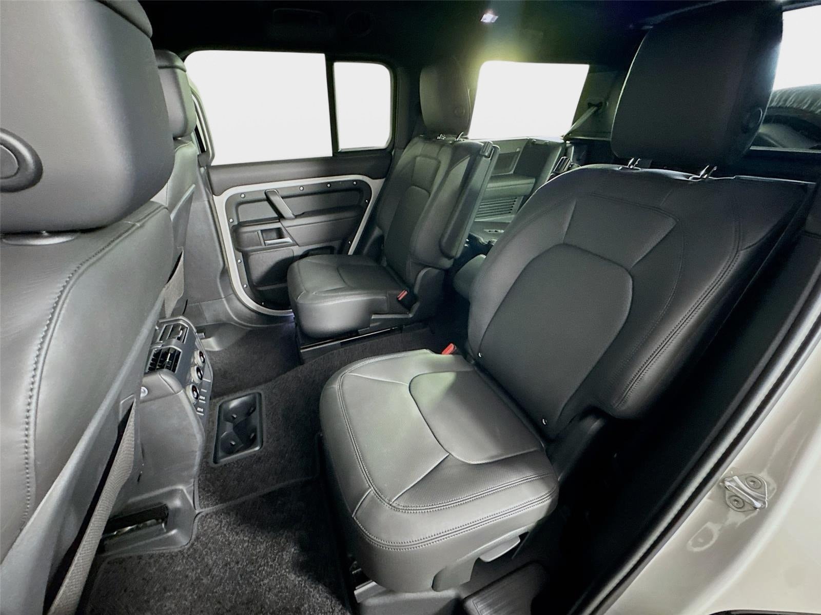 New 2026 Land Rover Defender 130 X-Dynamic SE AWD/4WD image 24