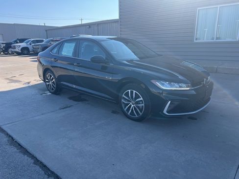 Used 2025 Volkswagen Jetta SE image 3