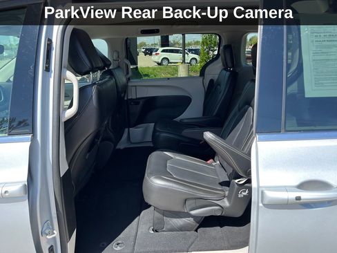 Used 2023 Chrysler Pacifica Touring-L FWD image 20