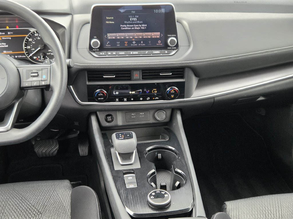 Used 2024 Nissan Rogue SV AWD/4WD image 16