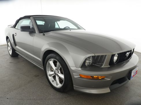Used 2009 Ford Mustang GT image 3