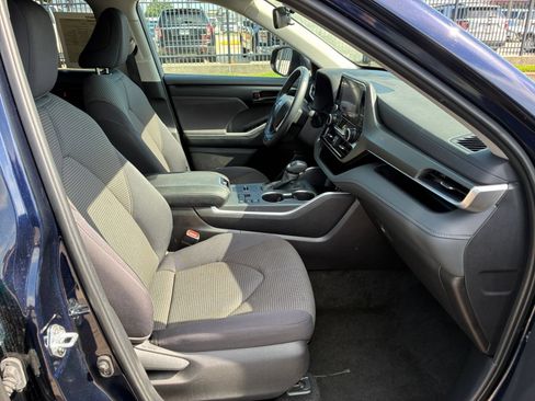 Used 2025 Toyota Highlander LE FWD image 33
