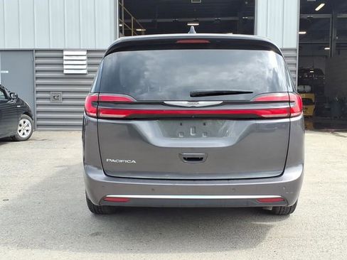 Used 2023 Chrysler Pacifica Touring-L FWD image 6