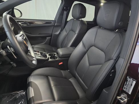 Certified 2025 Porsche Macan AWD/4WD image 5