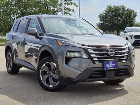 Used 2025 Nissan Rogue SV FWD image 2