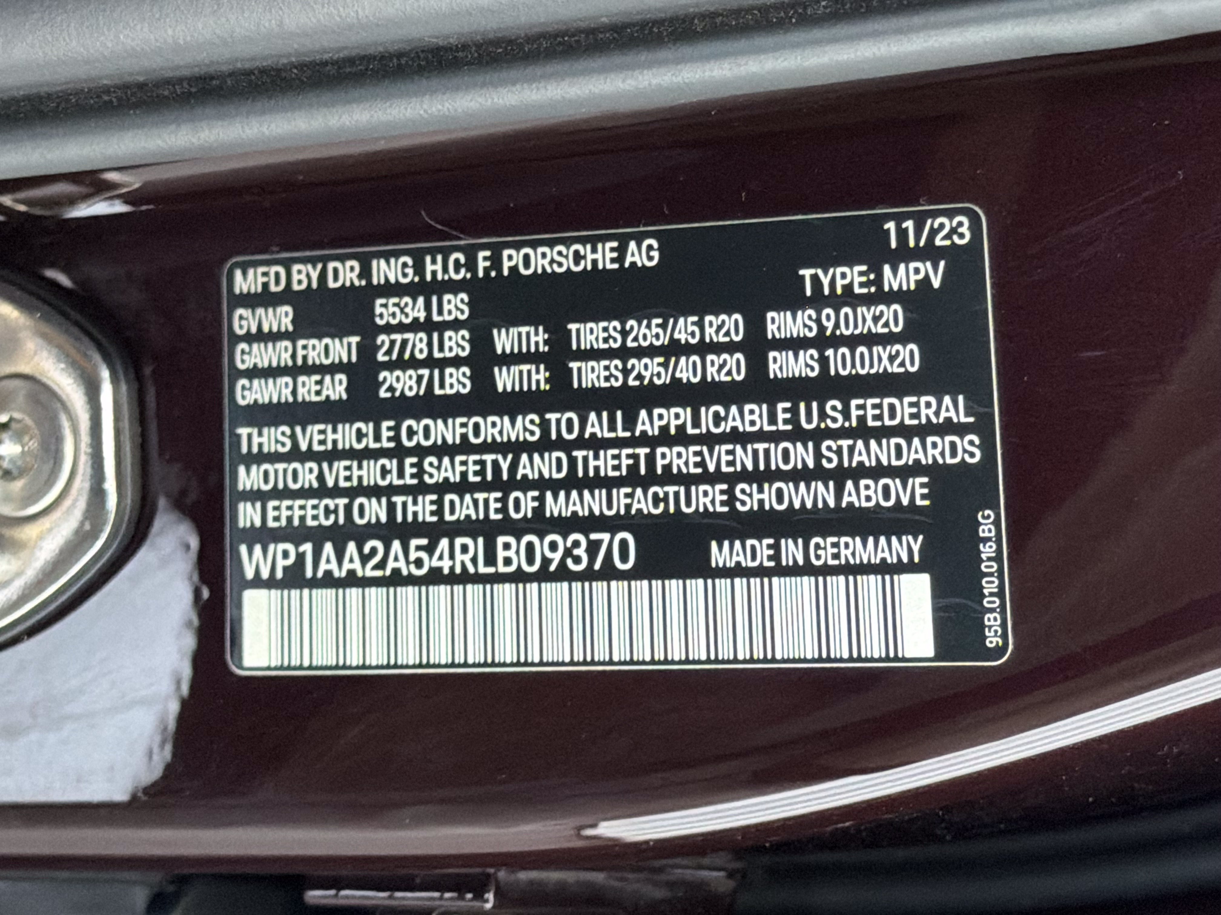 Certified 2024 Porsche Macan AWD/4WD image 28