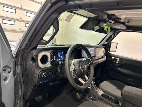 Used 2025 Jeep Wrangler Unlimited Sahara AWD/4WD image 17