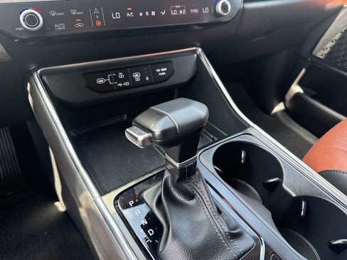 Used 2025 Kia Carnival EX FWD image 36