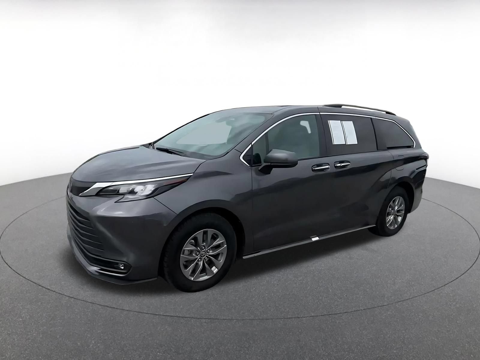 Used 2025 Toyota Sienna XLE FWD image 7