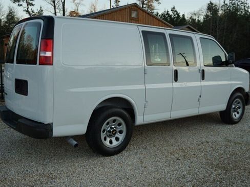 Used 2010 Chevrolet Express 1500 RWD image 18
