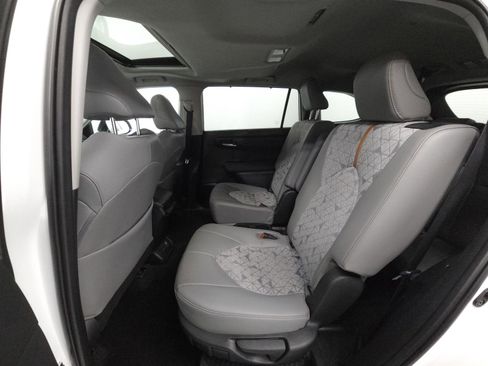 Used 2023 Toyota Highlander Bronze Edition AWD/4WD image 5