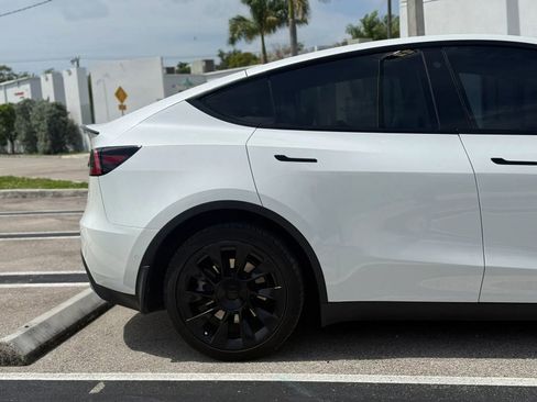 Used 2022 Tesla Model Y Long Range image 8