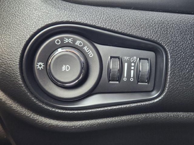 Used 2021 Jeep Renegade Latitude FWD image 21