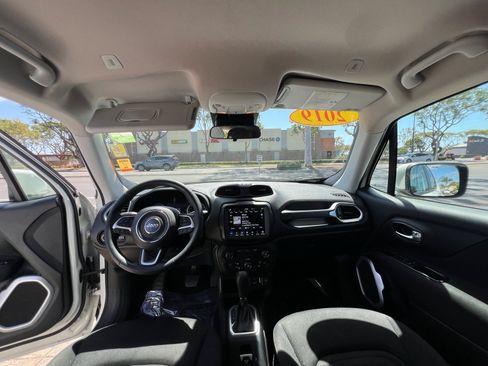 Used 2019 Jeep Renegade Latitude w/ UConnect 8.4 Nav Group FWD image 14