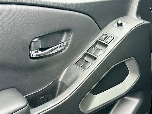 Used 2024 Nissan Frontier SV image 17