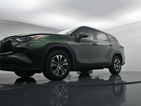 Used 2024 Toyota Highlander XLE FWD image 37