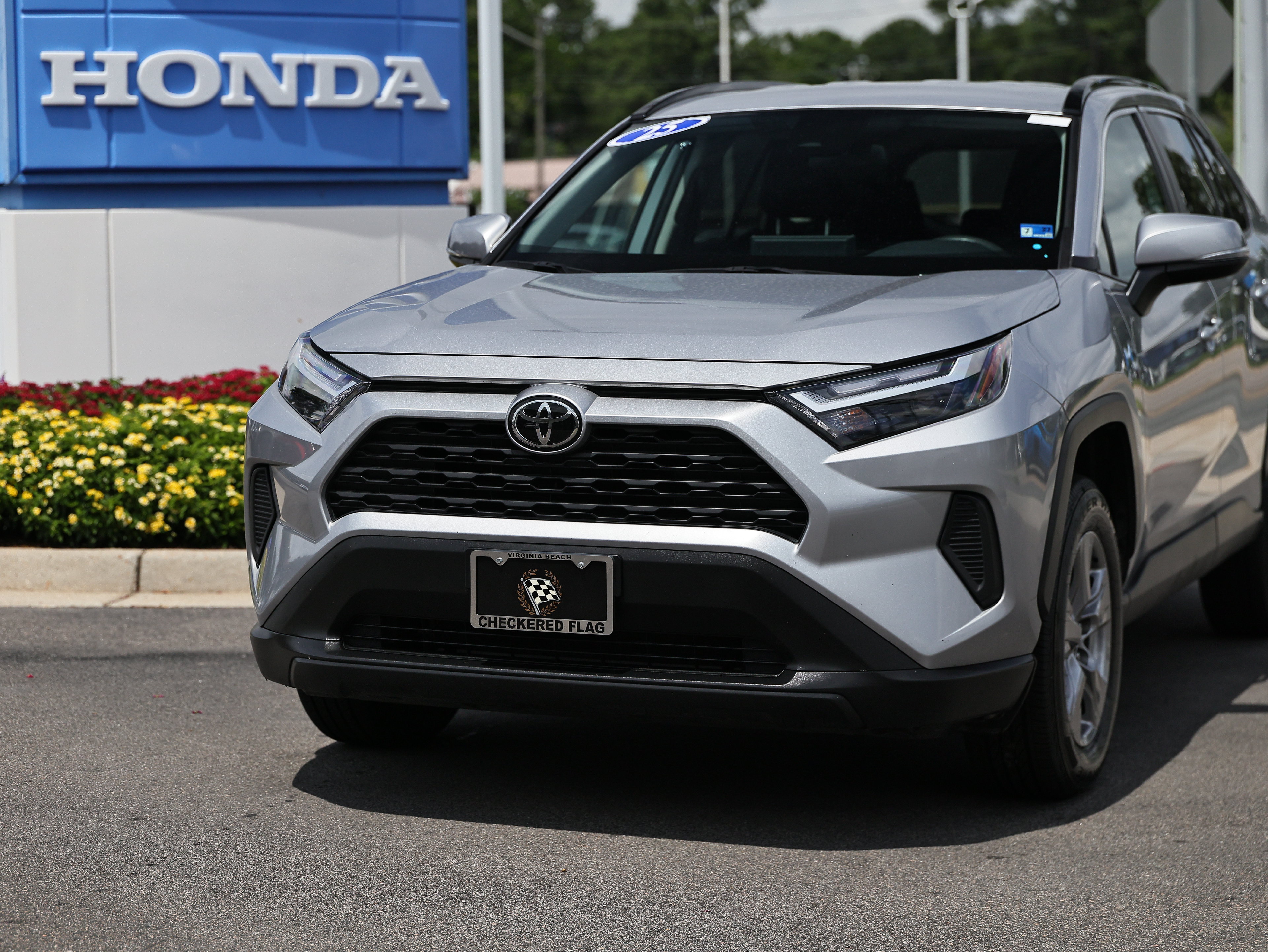 Used 2025 Toyota RAV4 XLE FWD image 2